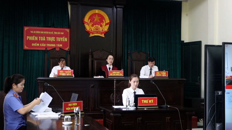 Ba Be District People's Court held an online trial. tand-ba-be-to-chuc-phien-toa-truc-tuyen.jpg