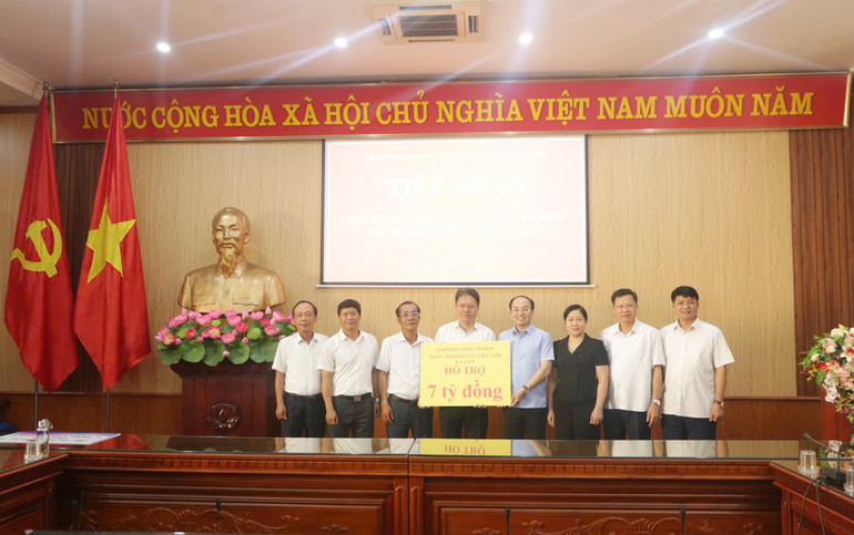 Công tác khắc phục thiên tai nhận được sự ủng hộ, giúp đỡ từ các nhà hảo tâm, đơn vị, doanh nghiệp, địa phương trong và ngoài tỉnh. 323233777.jpg