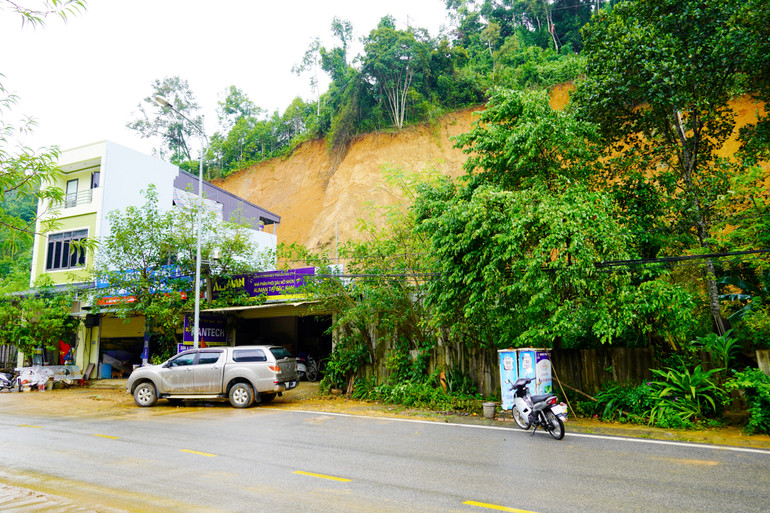 Điểm sạt lở taluy dương ở tổ 16 phường Sông Cầu khá cao, xuất hiện các vết nứt dài phía trên. _DSC0843.JPG
