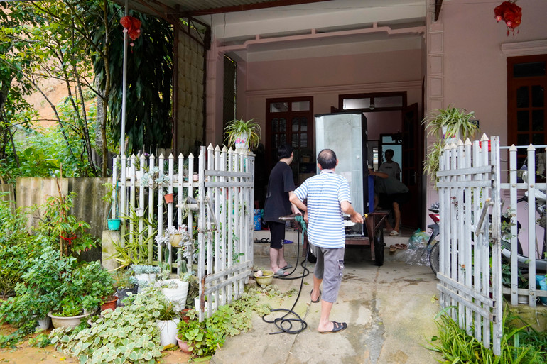 Một số hộ dân ở tổ 16 phường Sông Cầu đã bắt đầu di dời tài sản và người đến nơi an toàn. _DSC0851.JPG