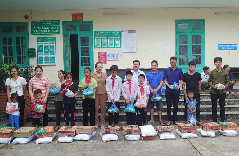 Đồng chí Ma Từ Đông Điền, Ủy viên Ban Thường vụ, Trưởng ban Dân vận Tỉnh ủy tặng quà hộ gia đình bị ảnh hưởng bởi cơn bão số 3 tại xã Bành Trạch, Ba Bể. 5553-3837.jpg
