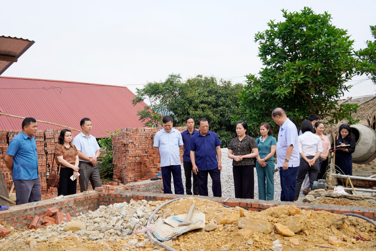 Lãnh đạo tỉnh thăm một hộ gia đình đang xây dựng nhà kiên cố ở xã Thanh Mai, huyện Chợ Mới khi được hỗ trợ 60 triệu đồng từ chương trình xóa nhà tạm, nhà dột nát. dsc7270.jpg