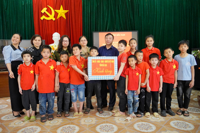 Đoàn công tác tặng quà cho các em học sinh tại Trung tâm. dsc6566.jpg