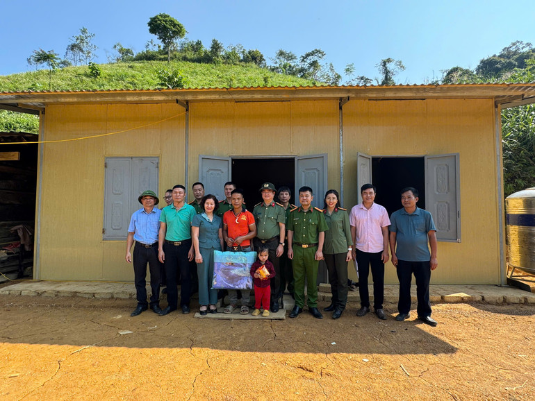 MTTQ tỉnh phối hợp với Công an tỉnh triển khai thực hiện hoàn thành 500 nhà Đại đoàn kết từ nguồn hỗ trợ của Quỹ “Vì người nghèo” tỉnh Bắc Kạn tiếp nhận hỗ trợ của tỉnh Bắc Ninh. 3.jpg