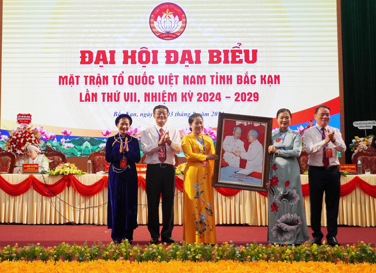 Lãnh đạo Ủy ban Trung ương MTTQ Việt Nam tặng quà chúc mừng Đại hội. DSC00491.JPG
