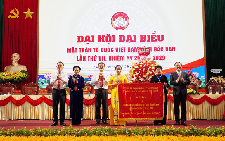 Lãnh đạo tỉnh tặng bức trướng chúc mừng Đại hội với dòng chữ "Đoàn kết - Dân chủ - Đổi mới - Khát vọng - Phát triển". DSC00495.JPG