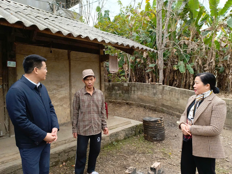 Đồng chí Đỗ Thị Minh Hoa, Chủ tịch Ủy ban MTTQ Việt Nam tỉnh Bắc Kạn thăm một hộ ở nhà tạm, nhà dột nát tại huyện Ba Bể. 12.jpg