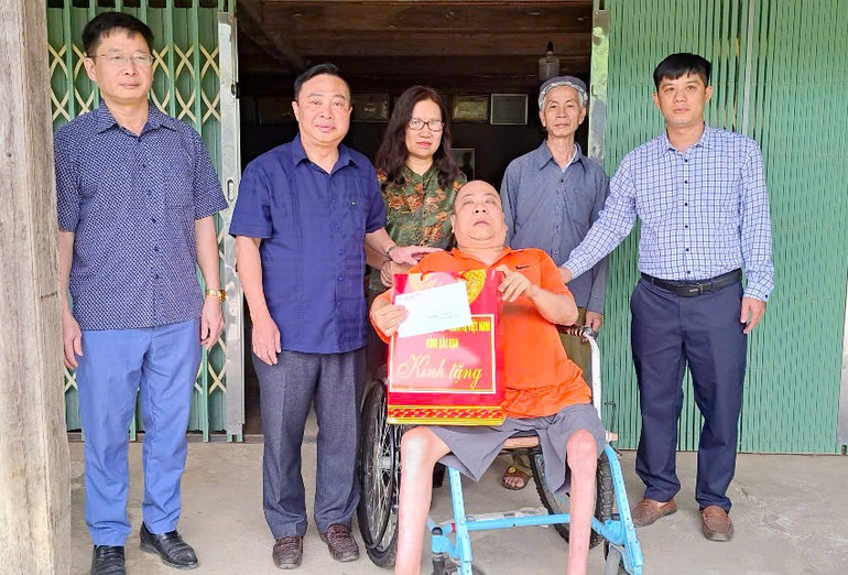 Đoàn thăm, tặng quà người khuyết tật ở thôn Làng Chẽ , xã Quảng Chu. 33.jpg
