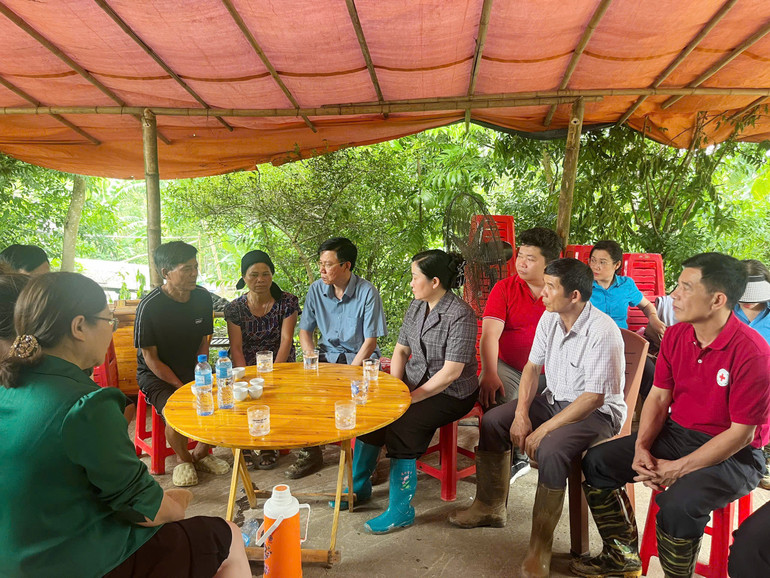 Đoàn công tác thăm hỏi hộ gia đình bị thiệt hại do thiên tai ở thôn Tẩn Lượt, xã Đồng Phúc. 75.jpg