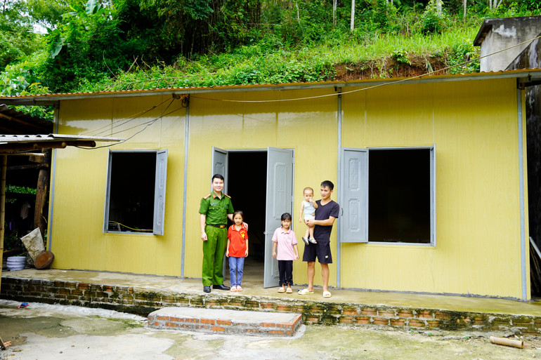 Ngôi nhà mới của gia đình anh Hoàng Bế Sỹ, xã Địa Linh, huyện Ba Bể. dsc1094.jpg