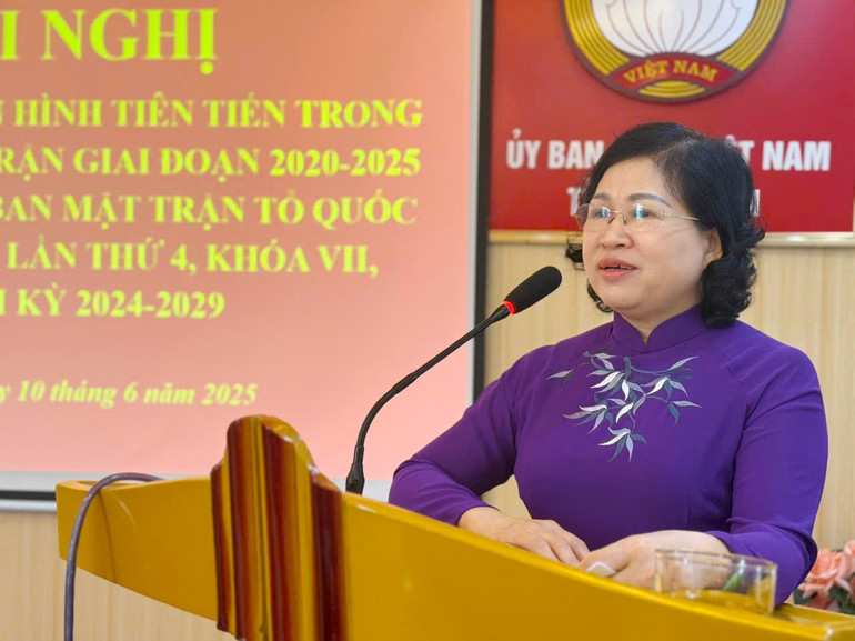 Comrade Phuong Thi Thanh, Standing Deputy Secretary of the Provincial Party Committee, Chairwoman of the Provincial People's Council spoke at the Conference. 03.jpg