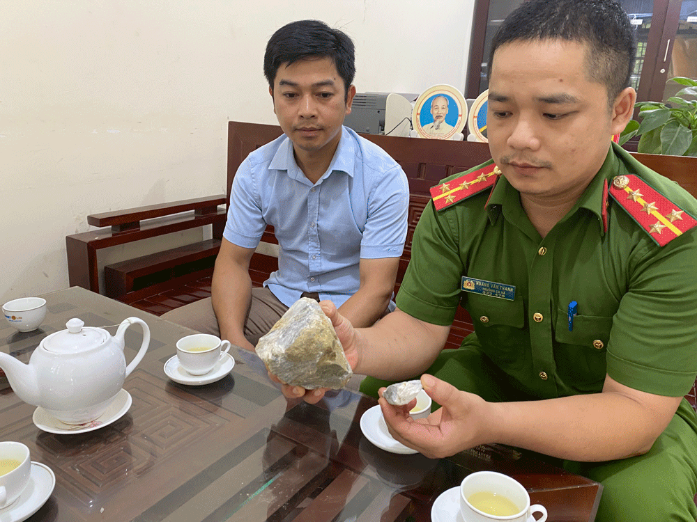 Nổ mìn khai thác đá làm thủng mái nhà dân 