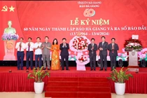 Lãnh đạo tỉnh Hà Giang tặng hoa chúc mừng 60 năm Báo Hà Giang.