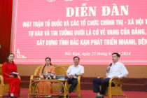 Diễn đàn tự hào và tin tưởng dưới lá cờ vẻ vang của Đảng