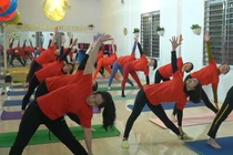 Tập luyện yoga rèn sức khỏe đón năm mới 