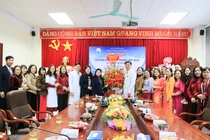 Đồng chí Phương Thị Thanh, Phó Bí thư Thường trực Tỉnh uỷ thăm, chúc mừng y, bác sĩ nhân ngày 27/2