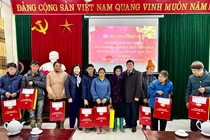 Đồng chí Phương Thị Thanh, Phó Bí thư Thường trực Tỉnh ủy tặng quà người có công và hộ nghèo tại xã Bằng Phúc