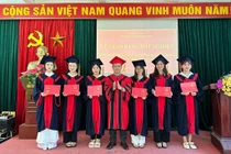 Ông Bế Ngọc Tuấn, Hiệu trưởng Trường Cao đẳng Bắc Kạn trao bằng tốt nghiệp cho các tân cử nhân