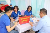 Cán bộ BHXH tư vấn chính sách BHXH, BHTN cho người lao động