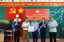 Đồng chí Hoàng Thu Trang dự Ngày hội "Đại đoàn kết toàn dân tộc" tổ Đon Tuấn Khuổi Dủm, phường Huyền Tụng