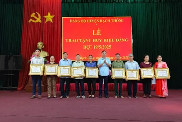 Bạch Thông: 31 đảng viên được trao tặng Huy hiệu Đảng 