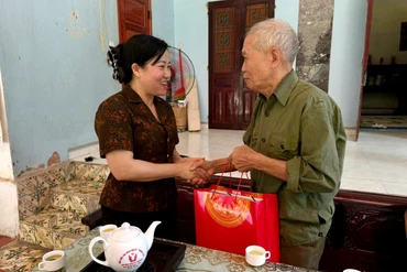 Thăm tặng quà người có công với cách mạng tại huyện Bạch Thông
