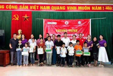 Tặng quà cho hộ khó khăn bị ảnh hưởng bởi thiên tai và học sinh tại xã Xuân Dương