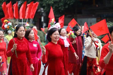 Phụ nữ thành phố Bắc Kạn trong lễ diễu hành áo dài hưởng ứng "Tuần lễ Áo dài" năm 2025.