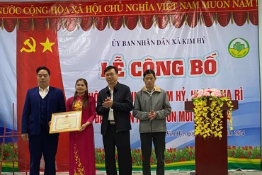 Bản Vin đón Bằng công nhận thôn nông thôn mới