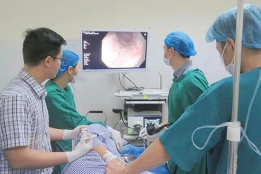 Kíp nội soi can thiệp cắt tách dưới niêm mạc qua nội soi điều trị sớm ung thư thực quản cho ông Nông Minh T. tại BVĐK tỉnh Bắc Kạn.