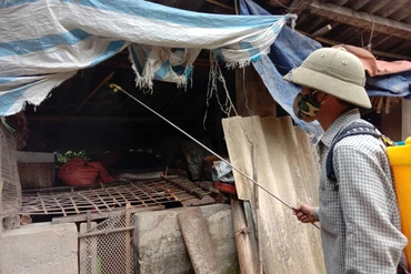 Người dân phun khử trùng phòng dịch cúm gia cầm tại xã Khang Ninh (Ba Bể)