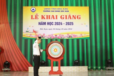 Ông Bế Ngọc Tuấn, Hiệu trưởng nhà trường đánh trống khai giảng năm học mới 2024-2025