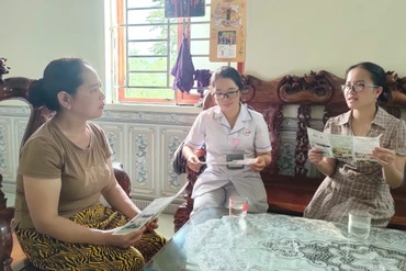 Cán bộ y tế tư vấn, truyền thông ăn uống lành mạnh tại hộ gia đình.