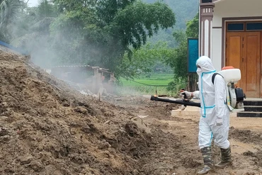 Phun khử khuẩn khu vực nhà dân tại xã Đồng Phúc (Ba Bể)