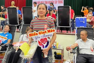 Điều dưỡng Hà Thị Thương Huyền tham Ngày hiến máu tình nguyện tập trung tại huyện