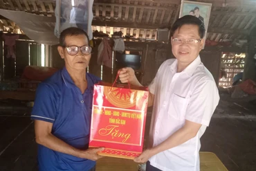 Đồng chí Đinh Quang Tuyên, Phó Chủ tịch Thường trực UBND tỉnh thăm, tặng quà Lưu Quang Chung, người hoạt động kháng chiến bị nhiễm chất độc hóa học tại thôn Cửa Khe
