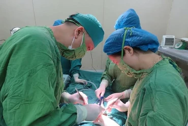 Ông Hoàng Xuân Sơn, Giám đốc Bệnh viện Đa khoa tỉnh và các y bác sĩ thực hiện thành công ca mổ