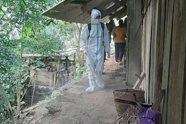 Phun thuốc khử trùng phòng ,chống bệnh viêm não do mô cầu tại xã Cổ Linh (Pác Nặm)