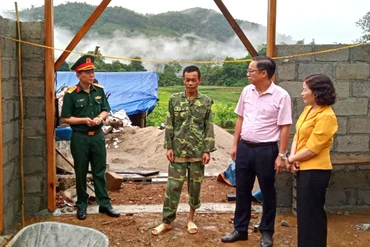Kiểm tra tiến độ xây dựng nhà ở hộ anh Nông Văn Thời, thôn Bản Phắng, xã Trung Hòa