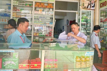 Sở Y tế tỉnh Bắc Kạn kiểm tra việc chấp hành pháp luật về dược, an toàn thực phẩm tại một quầy thuốc bán lẻ trên địa bàn huyện Chợ Đồn
