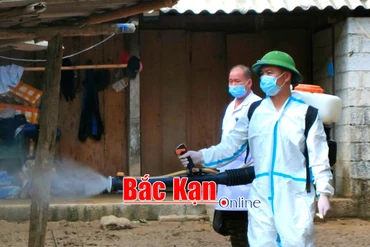 Phun hóa chất Cloramin B khử khuẩn tại các hộ gia đình thôn Tẩn Lượt