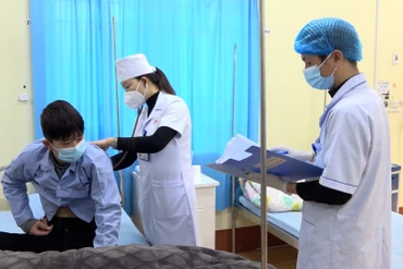 Khám, chữa bệnh cho người dân tại trung tâm.