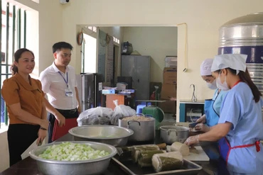 Lực lượng chức năng huyện Chợ Đồn kiểm tra an toàn thực phẩm tại Trường Mầm non xã Nam Cường (Chợ Đồn)