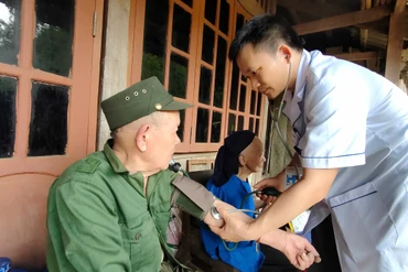Hội Thầy thuốc trẻ Bắc Kạn khám bệnh cho người dân tại gia đình ở xã Yến Dương
