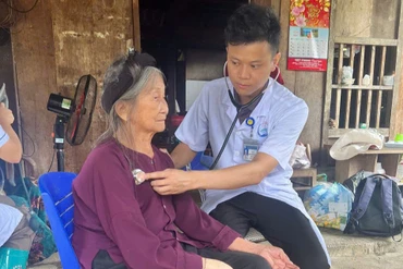Đoàn công tác đến các hộ gia đình khám, tư vấn, cấp thuốc miễn phí cho người dân