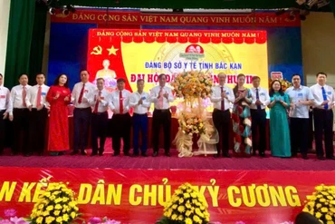Đại diện lãnh đạo Đảng ủy UBND tỉnh Bắc Kạn chúc mừng Đại hội.