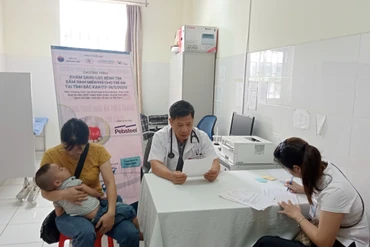 Các bác sĩ khám sàng lọc cho bệnh nhi tại Bệnh viện Đa khoa tỉnh