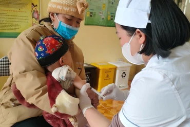 Các bà mẹ đưa trẻ đến tiêm vắc xin phòng dịch sởi tại Trạm Y tế xã Cốc Đán (Ngân Sơn)