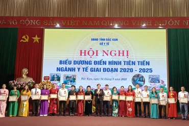 Lãnh đạo Sở Y tế Bắc Kạn biểu dương các tập thể điển hình tiên tiến, giai đoạn 2020-2025