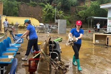 Đoàn thanh niên Sở Y tế hỗ trợ dọn dẹp vệ sinh tại Trạm Y tế xã Yến Dương (Ba Bể).